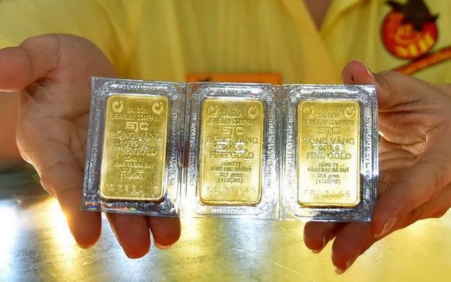 Vàng ‘bốc hơi’ gần 1 triệu đồng/lượng - Ảnh 1.