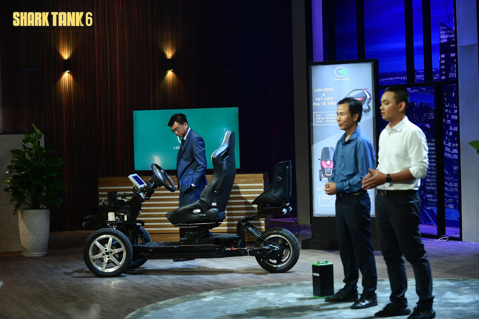 Chế tạo xe ô tô điện siêu nhỏ chạy 200km/lần sạc, giá chỉ 100 triệu đồng, startup Việt tham vọng số 1 ĐNA: Shark Bình nói viển vông, Shark Hưng vẫn quyết đầu tư - Ảnh 2.