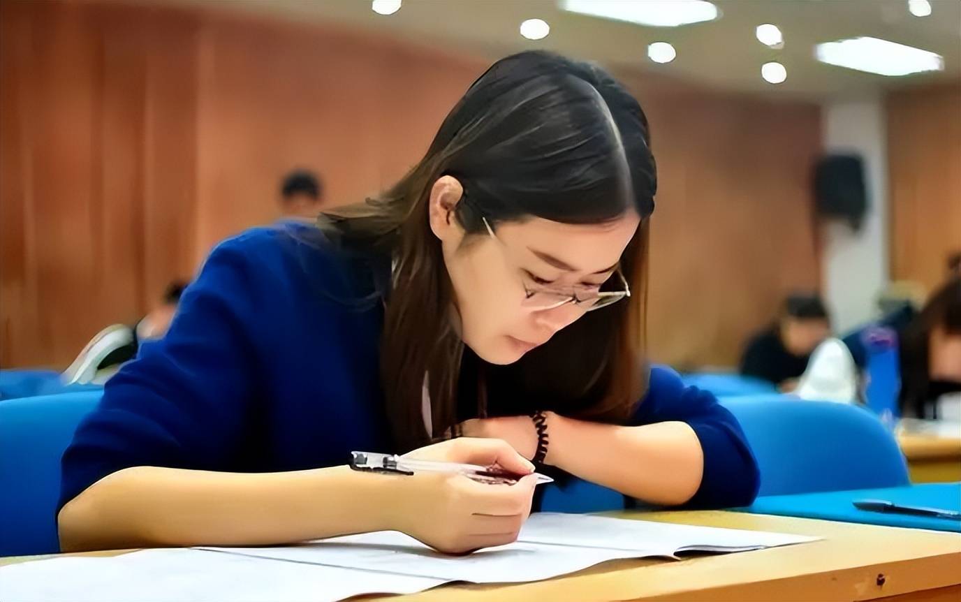 Tốt nghiệp trường top rồi đi làm lễ tân, phục vụ lương ba cọc ba đồng cho nhàn: Nên tôn trọng hay chê bai? - Ảnh 2. Tốt nghiệp trường top rồi đi làm lễ tân, phục vụ lương ba cọc ba đồng cho nhàn: Nên tôn trọng hay chê bai? - Ảnh 2.