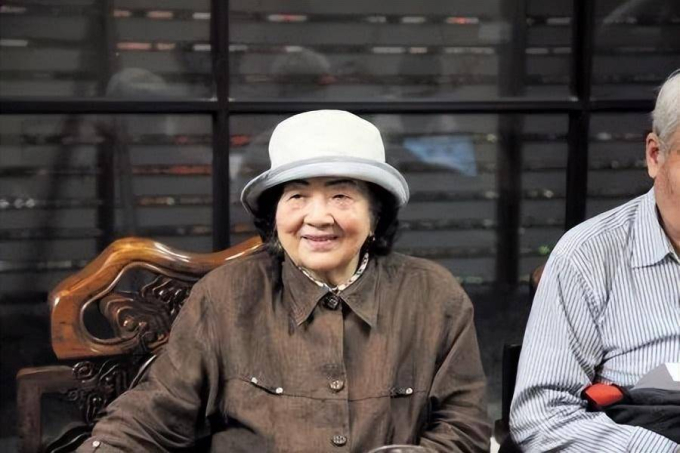 Nữ nhà giáo 96 tuổi quyết tâm tuyệt thực suốt 4 ngày để "ra đi nhanh hơn", để lại lời dạy cuối cùng đầy thấm thía cho các con - Ảnh 1. Nữ nhà giáo 96 tuổi quyết tâm tuyệt thực suốt 4 ngày để "ra đi nhanh hơn", để lại lời dạy cuối cùng đầy thấm thía cho các con - Ảnh 1.