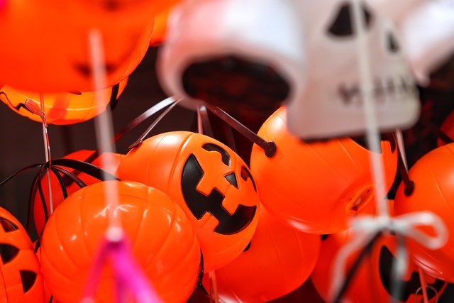 Phố Hàng Mã tràn ngập đồ chơi 'độc' trước ngày  Halloween - Ảnh 2.