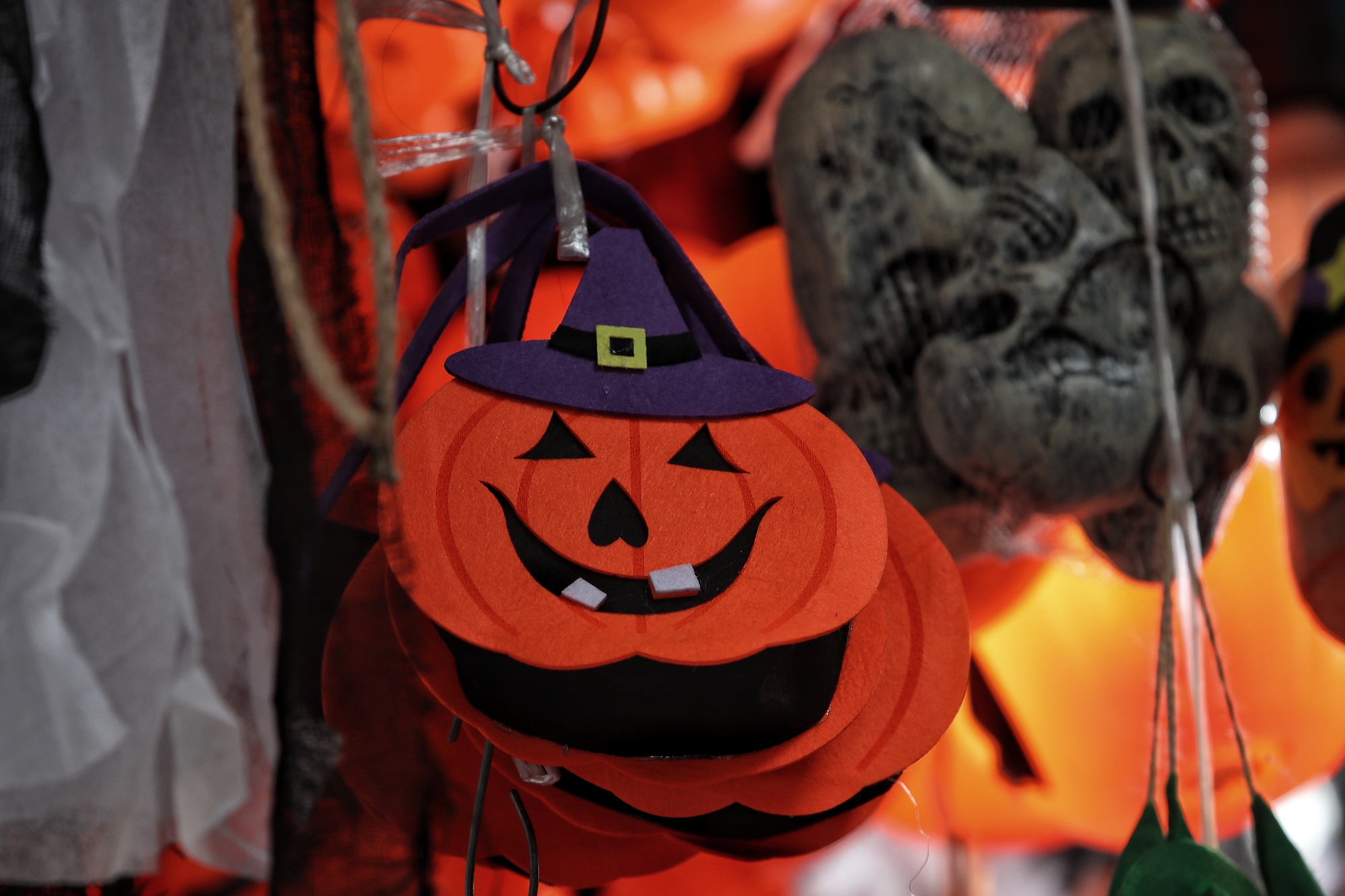 Phố Hàng Mã tràn ngập đồ chơi 'độc' trước ngày  Halloween - Ảnh 7.