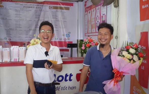 Trúng Vietlott 5 tỷ, chàng trai rút ngay 1,3 tỷ tặng bạn bè, đại lý vé số tiết lộ tính cách thật - Ảnh 1. Trúng Vietlott 5 tỷ, chàng trai rút ngay 1,3 tỷ tặng bạn bè, đại lý vé số tiết lộ tính cách thật - Ảnh 1.