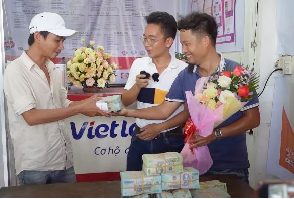 Trúng Vietlott 5 tỷ, chàng trai rút ngay 1,3 tỷ tặng bạn bè, đại lý vé số tiết lộ tính cách thật - Ảnh 2. Trúng Vietlott 5 tỷ, chàng trai rút ngay 1,3 tỷ tặng bạn bè, đại lý vé số tiết lộ tính cách thật - Ảnh 2.