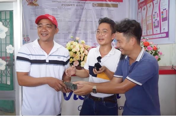 Trúng Vietlott 5 tỷ, chàng trai rút ngay 1,3 tỷ tặng bạn bè, đại lý vé số tiết lộ tính cách thật - Ảnh 3. Trúng Vietlott 5 tỷ, chàng trai rút ngay 1,3 tỷ tặng bạn bè, đại lý vé số tiết lộ tính cách thật - Ảnh 3.