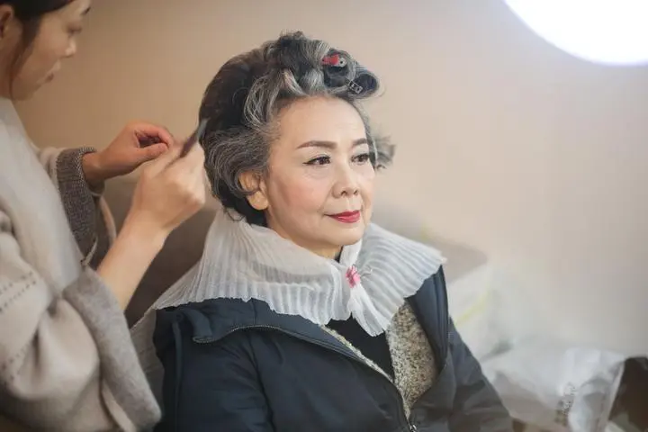 Cụ bà 76 tuổi làm mẫu ảnh đình đám trên Taobao, chuyên nghiệp không kém người mẫu trẻ, còn tự học piano và chỉnh ảnh tại nhà - Ảnh 6.