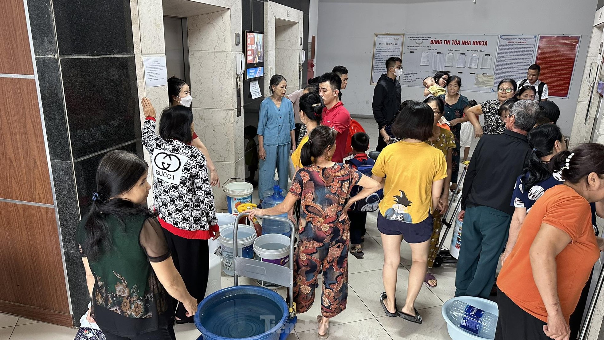 Bị cắt nước, dân chung cư Hà Nội 'nhịn' tắm, nấu ăn bằng nước đóng chai - Ảnh 10.