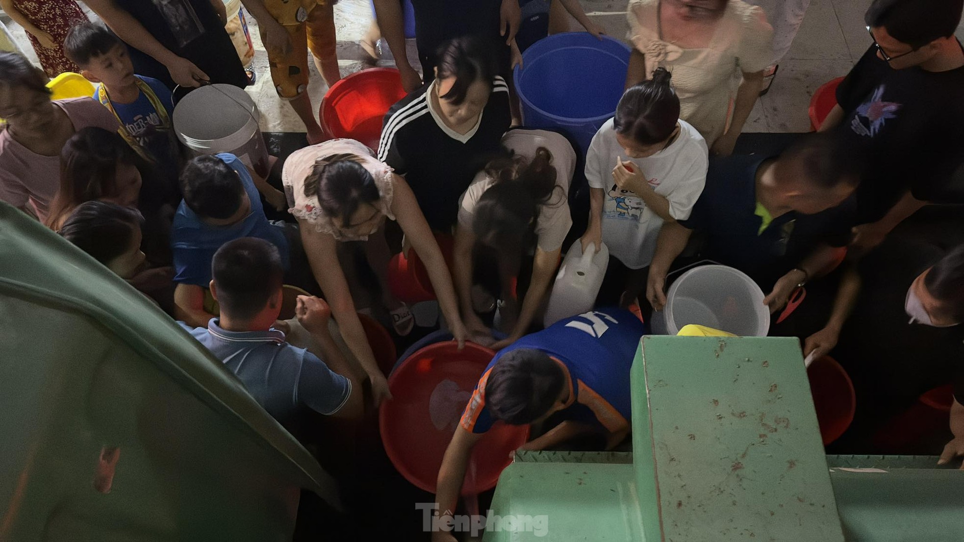 Bị cắt nước, dân chung cư Hà Nội 'nhịn' tắm, nấu ăn bằng nước đóng chai - Ảnh 3.