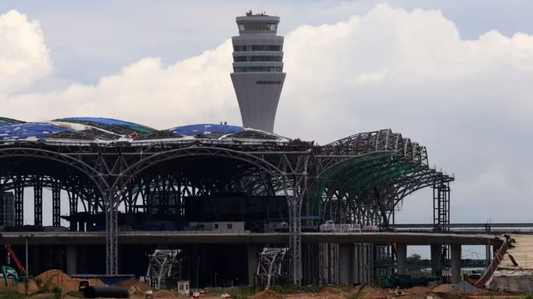 Từ Thái Lan tới Singapore chạy đua xây sân bay mới - Ảnh 1.