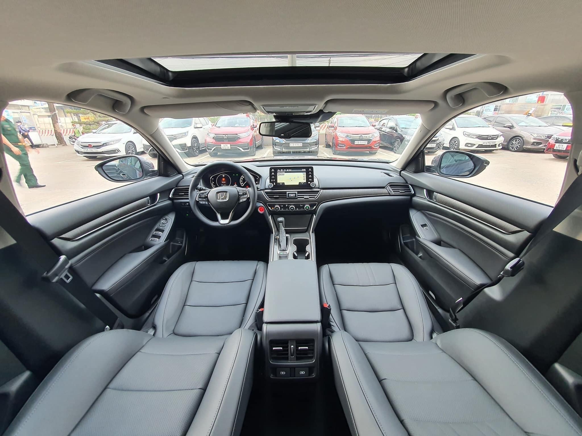 Giá Honda Accord chạm đáy mới tại đại lý: Giảm 250 triệu đồng, rẻ hơn Camry bản tiêu chuẩn - Ảnh 3. Giá Honda Accord chạm đáy mới tại đại lý: Giảm 250 triệu đồng, rẻ hơn Camry bản tiêu chuẩn - Ảnh 3.