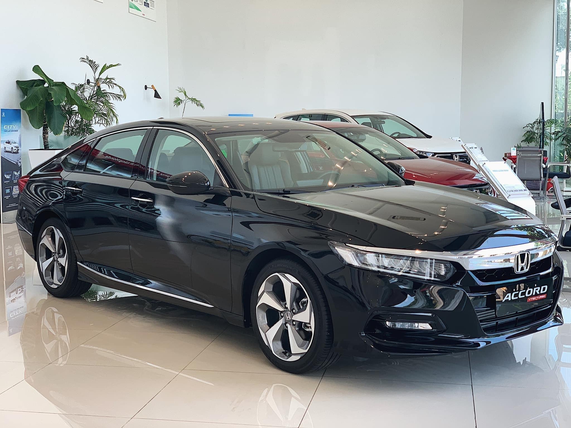 Giá Honda Accord chạm đáy mới tại đại lý: Giảm 250 triệu đồng, rẻ hơn Camry bản tiêu chuẩn - Ảnh 1. Giá Honda Accord chạm đáy mới tại đại lý: Giảm 250 triệu đồng, rẻ hơn Camry bản tiêu chuẩn - Ảnh 1.