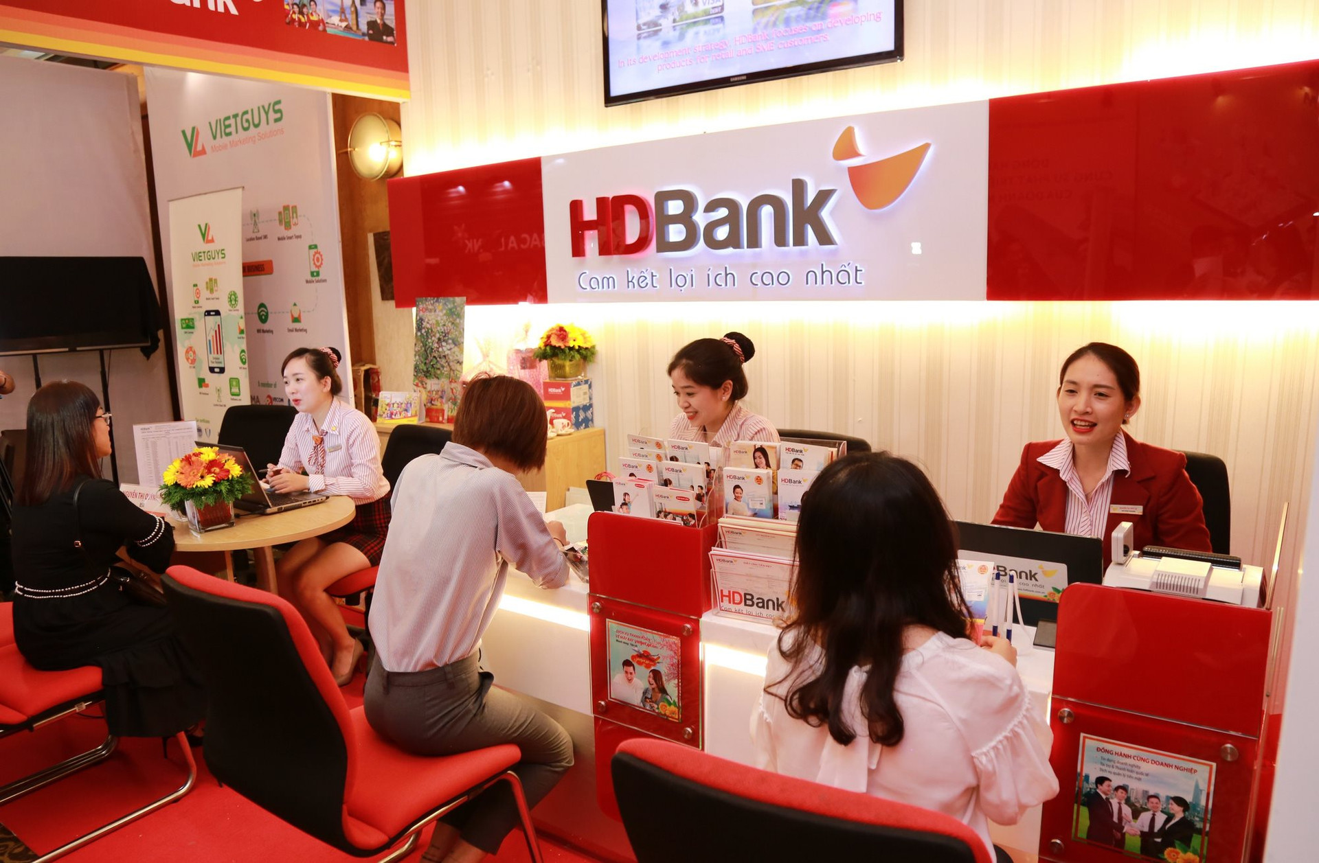 HDBank sẽ mua tối đa 30% cổ phần của một công ty chứng khoán - Ảnh 1.