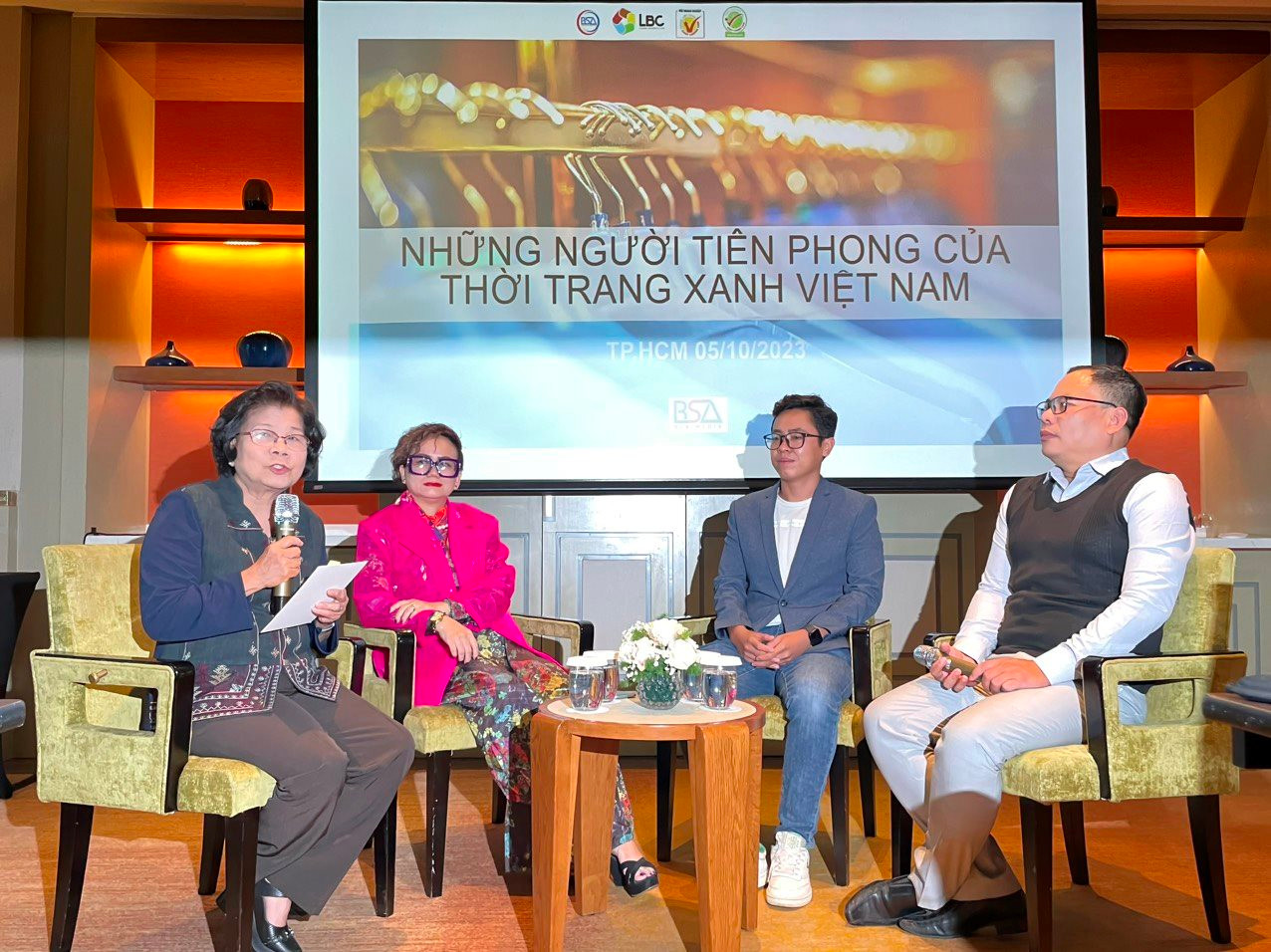 Từ cách Coolmate kết hợp thời trang 'xanh + nhanh’ đến câu chuyện vải sợi sen in hoa lên gấm bào Việt dự London Fashion Week 2023 - Ảnh 2.