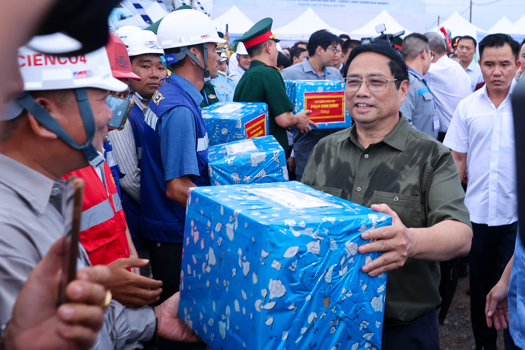 Dự án 16 tỷ USD lớn nhất Việt Nam: 2000 người làm ngày đêm và hàng loạt cuộc thị sát của lãnh đạo Chính phủ - Ảnh 6. Dự án 16 tỷ USD lớn nhất Việt Nam: 2000 người làm ngày đêm và hàng loạt cuộc thị sát của lãnh đạo Chính phủ - Ảnh 6.