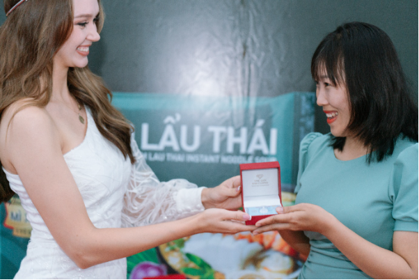 Đại sứ thương hiệu VIFON - Hoa hậu Ba Lan trao viên kim cương đầu tiên cho người trúng giải - Ảnh 1.