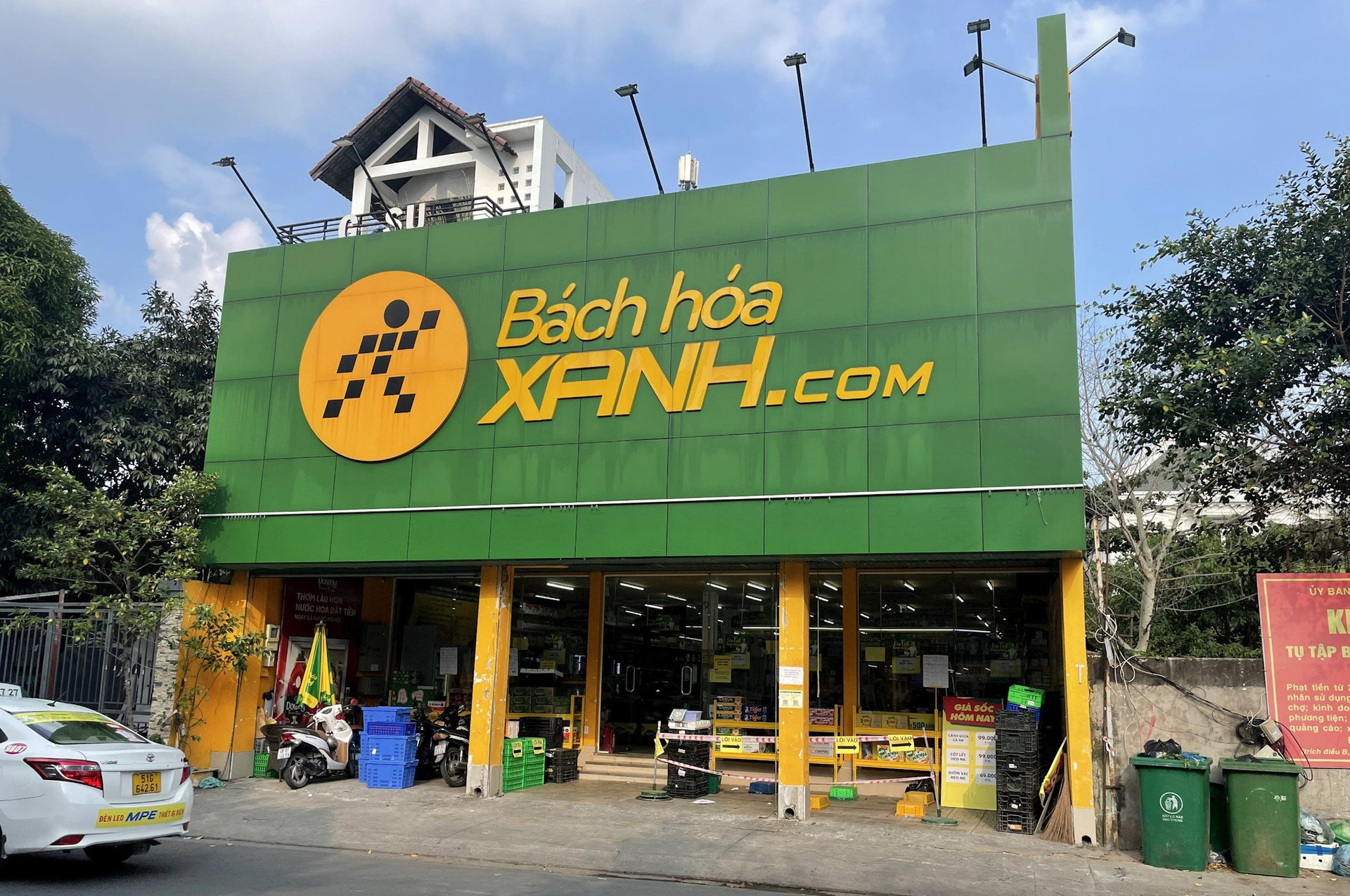 Chuỗi Bách Hóa Xanh sắp lắp đặt hệ thống điện năng lượng mặt trời và xử lý chất thải hữu cơ ở 1.700 siêu thị - Ảnh 1.