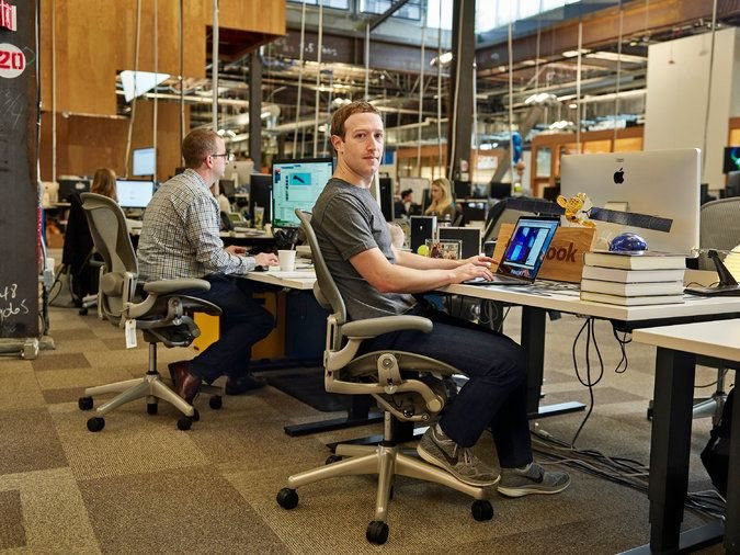 Bi hài nhân viên Facebook: Bị ép đi làm lại nhưng văn phòng không đủ chỗ, phải ngồi sàn...'họp trực tuyến' - Ảnh 1.