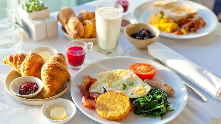7 kiểu ăn sáng rút ngắn tuổi thọ và hại sức khoẻ - Ảnh 1.
