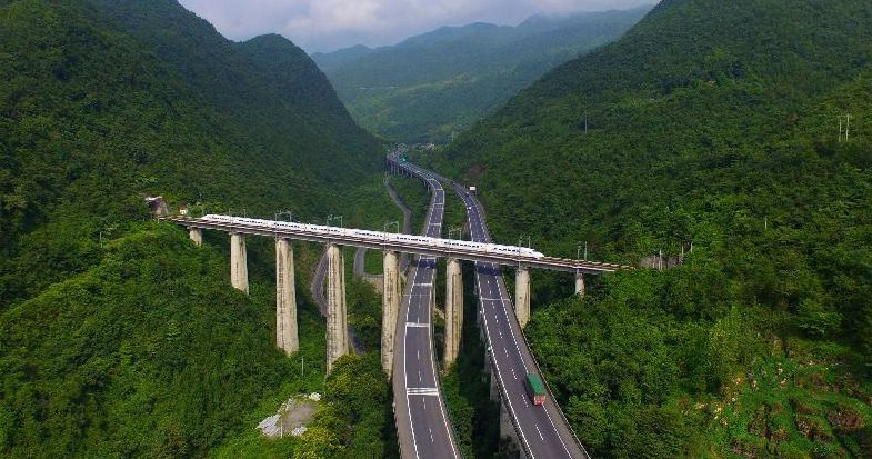 Huy động 50.000 người, khoan 159 đường hầm, bắc 253 cây cầu ‘xuyên’ hàng loạt ngọn núi, Trung Quốc gây chấn động với tổ hợp 'đi lại’ đắt đỏ, ‘lát’ hơn 200 tỷ đồng cho từng km - Ảnh 3.