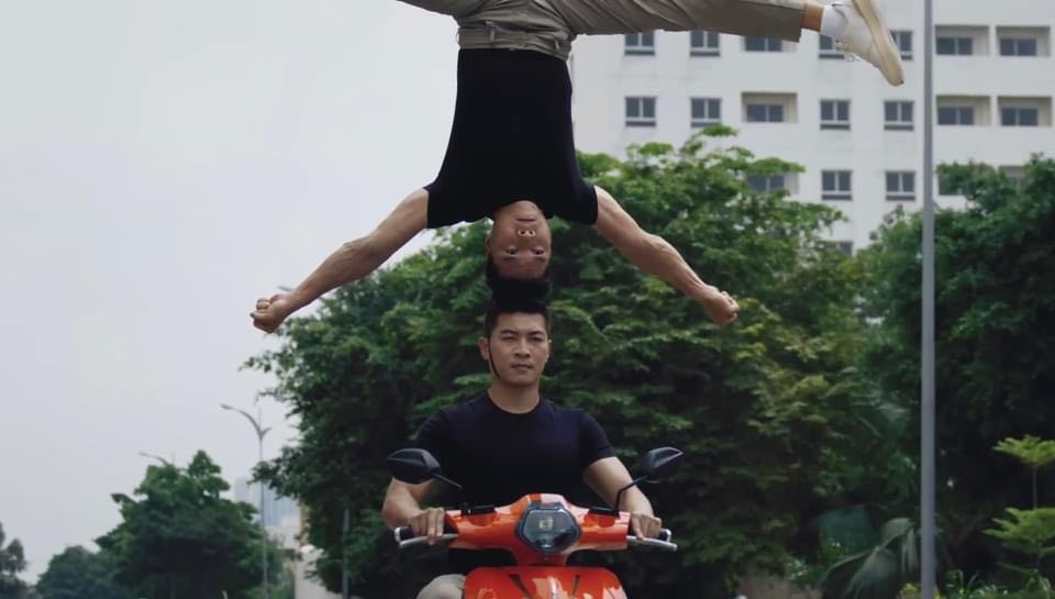 Dat Bike tung video quảng bá xe máy mới, diễn viên không đội mũ bảo hiểm - Ảnh 5.