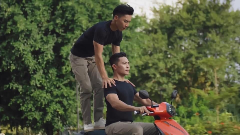 Dat Bike tung video quảng bá xe máy mới, diễn viên không đội mũ bảo hiểm - Ảnh 3.