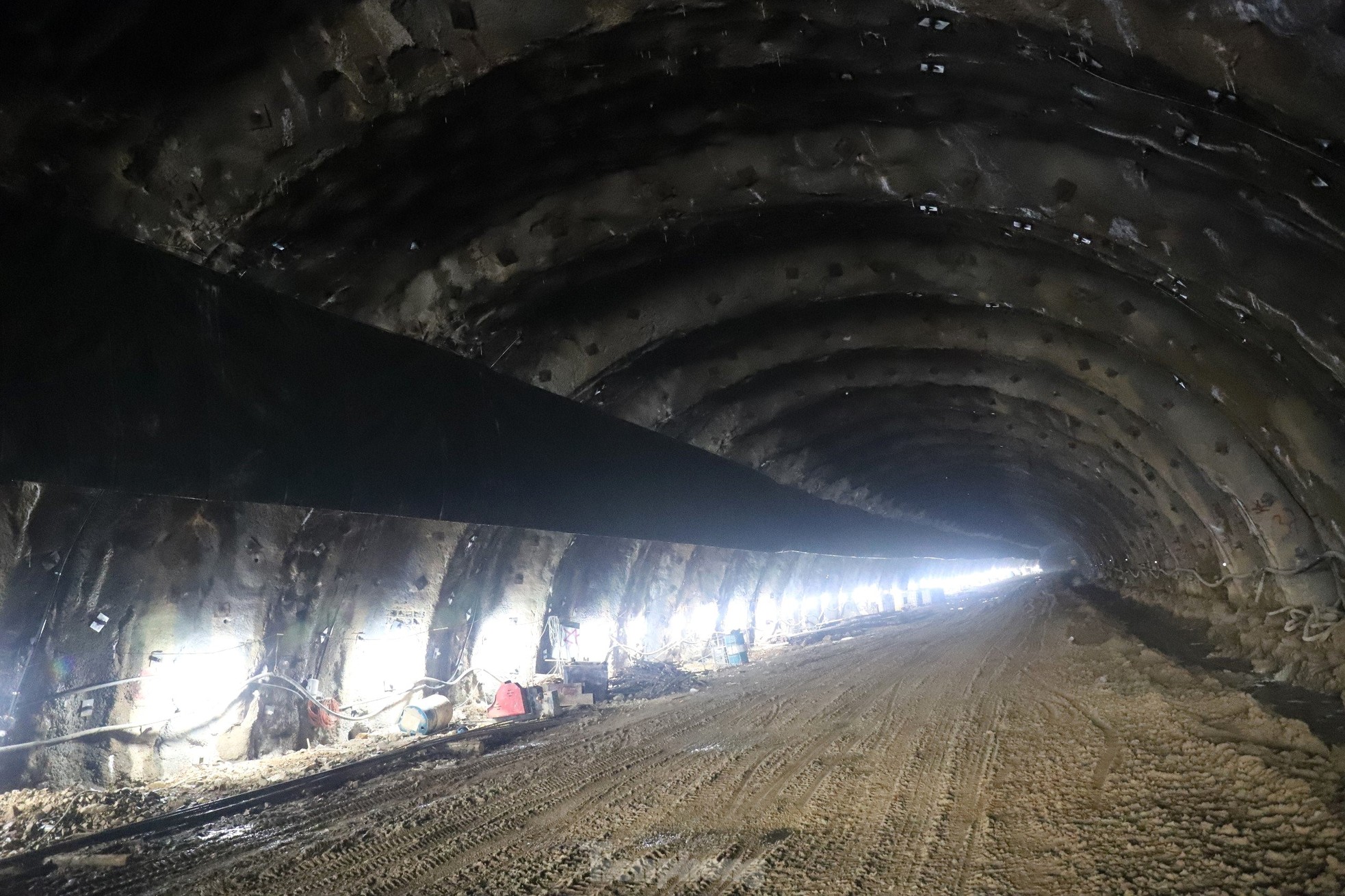 Cận cảnh hầm xuyên núi nghìn tỷ phức tạp nhất cao tốc Bắc - Nam - Ảnh 5.