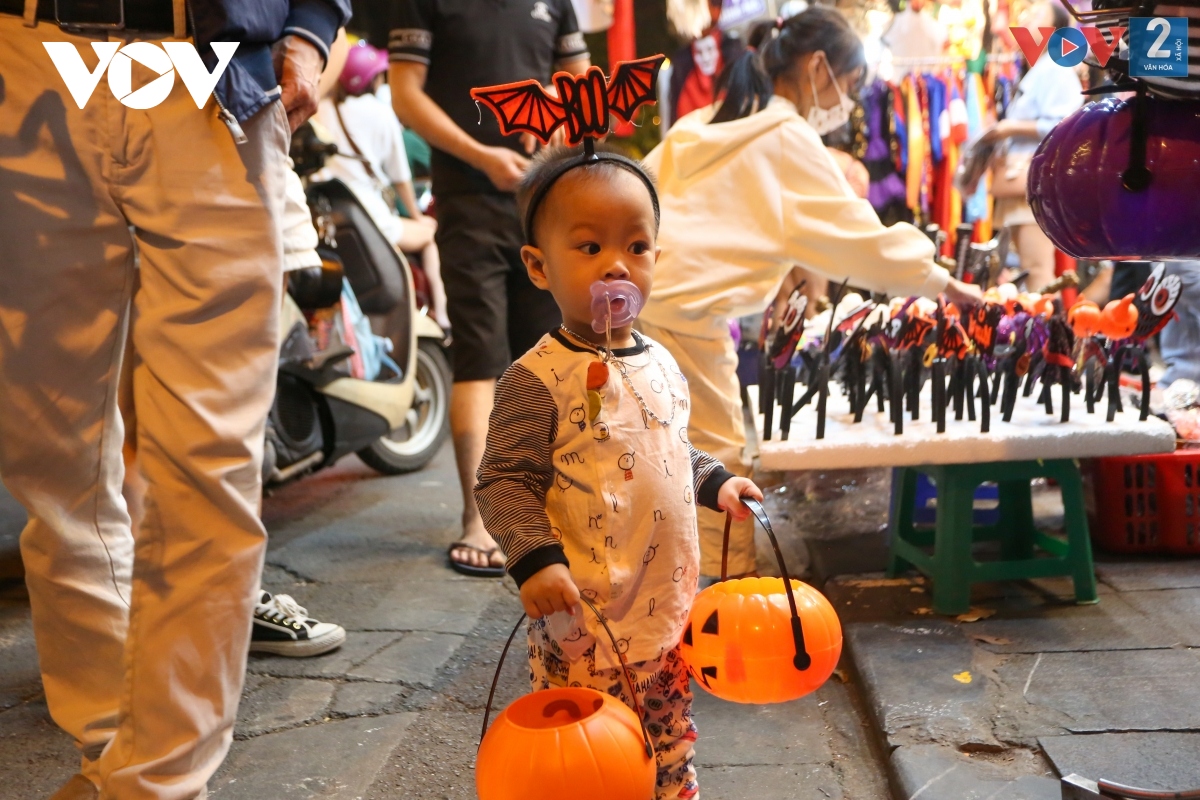 Phố Hàng Mã tưng bừng sắc màu Halloween - Ảnh 9.
