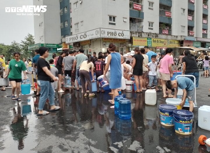 Sau loạt chỉ đạo, cư dân Khu đô thị Thanh Hà vẫn phải xách xô chờ lấy nước sạch - Ảnh 12.