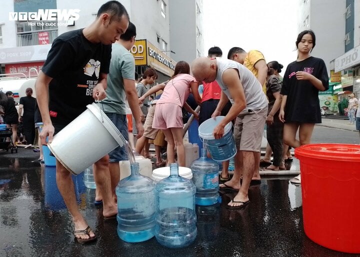 Sau loạt chỉ đạo, cư dân Khu đô thị Thanh Hà vẫn phải xách xô chờ lấy nước sạch - Ảnh 9.