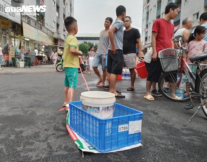 Sau loạt chỉ đạo, cư dân Khu đô thị Thanh Hà vẫn phải xách xô chờ lấy nước sạch - Ảnh 11.