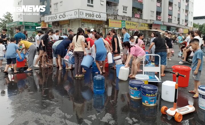 Sau loạt chỉ đạo, cư dân Khu đô thị Thanh Hà vẫn phải xách xô chờ lấy nước sạch - Ảnh 5.