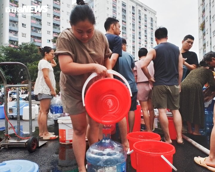 Sau loạt chỉ đạo, cư dân Khu đô thị Thanh Hà vẫn phải xách xô chờ lấy nước sạch - Ảnh 8.