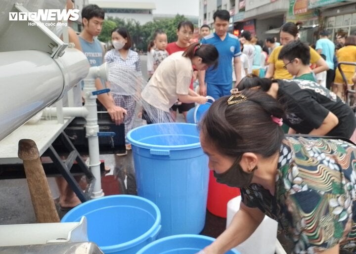 Sau loạt chỉ đạo, cư dân Khu đô thị Thanh Hà vẫn phải xách xô chờ lấy nước sạch - Ảnh 6.