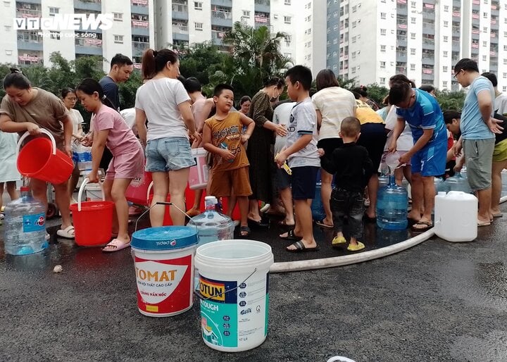 Sau loạt chỉ đạo, cư dân Khu đô thị Thanh Hà vẫn phải xách xô chờ lấy nước sạch - Ảnh 10.