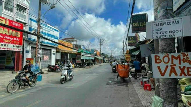 Cơn lốc trả mặt bằng vẫn càn quét vùng ven Tp.HCM những tháng cuối năm - Ảnh 3.