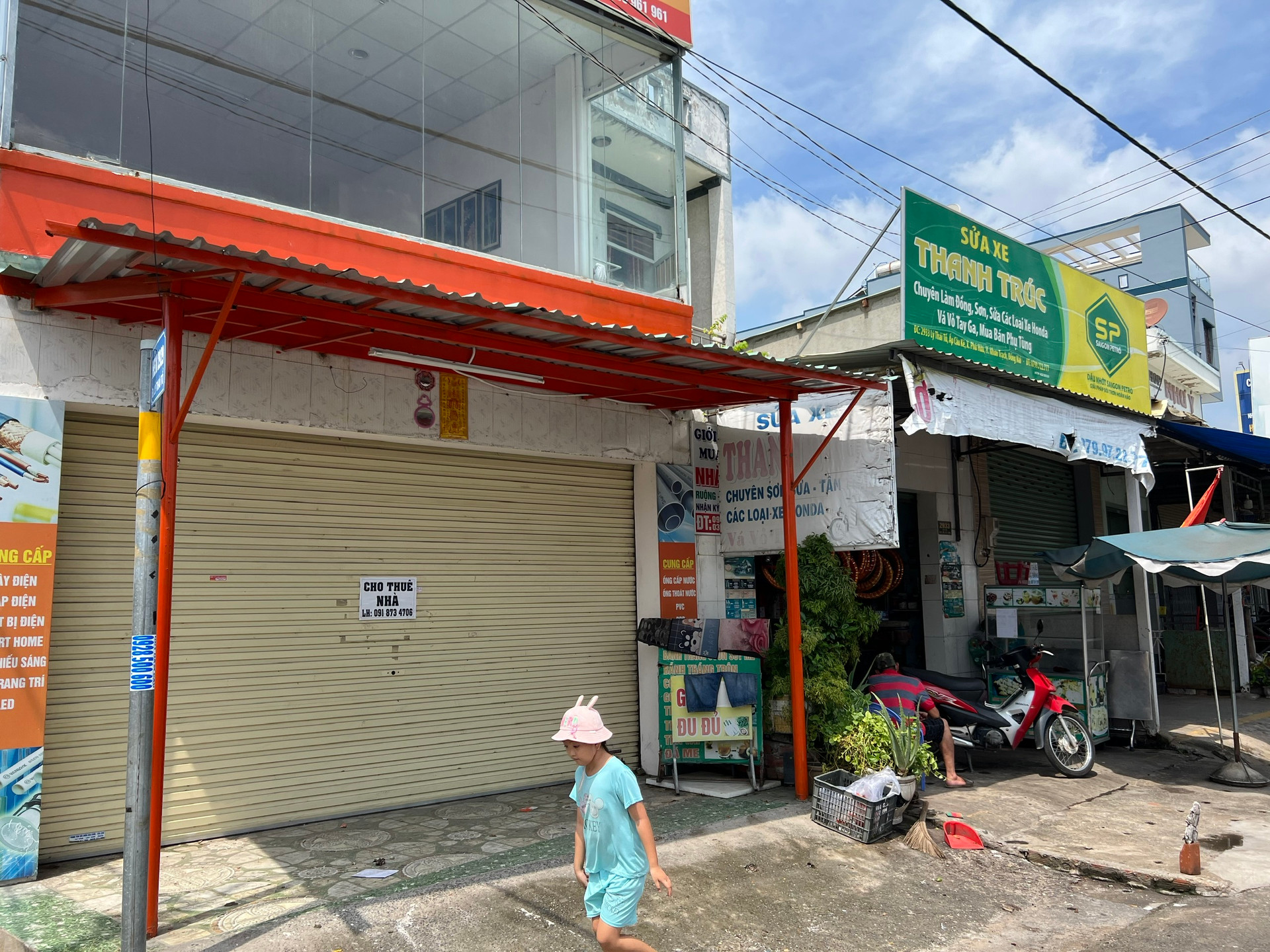 Cơn lốc trả mặt bằng vẫn càn quét vùng ven Tp.HCM những tháng cuối năm - Ảnh 1.