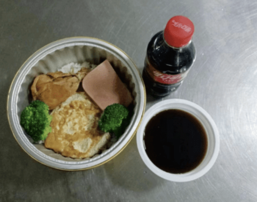 Bữa ăn trưa của học sinh Tiểu học bị phát tán, phụ huynh giật mình khi soi kỹ vào suất ăn - Ảnh 1. Bữa ăn trưa của học sinh Tiểu học bị phát tán, phụ huynh giật mình khi soi kỹ vào suất ăn - Ảnh 1.