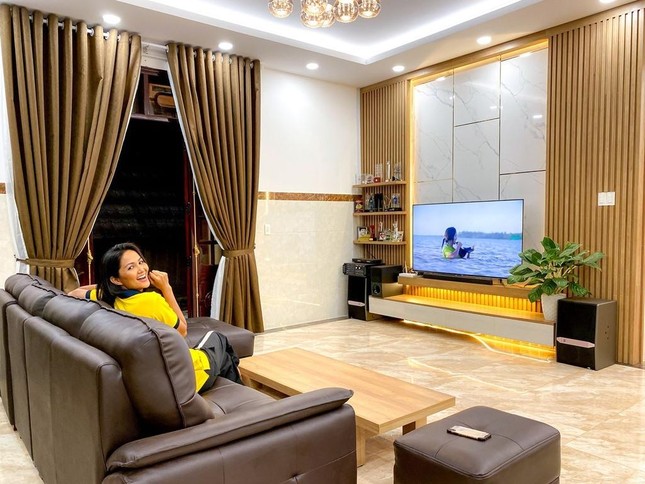 Sao Việt báo hiếu bố mẹ: Tiểu Vy tậu nhà mặt phố ở tuổi 23 tuổi, Quốc Trường chi 25 tỷ xây biệt thự hoành tráng