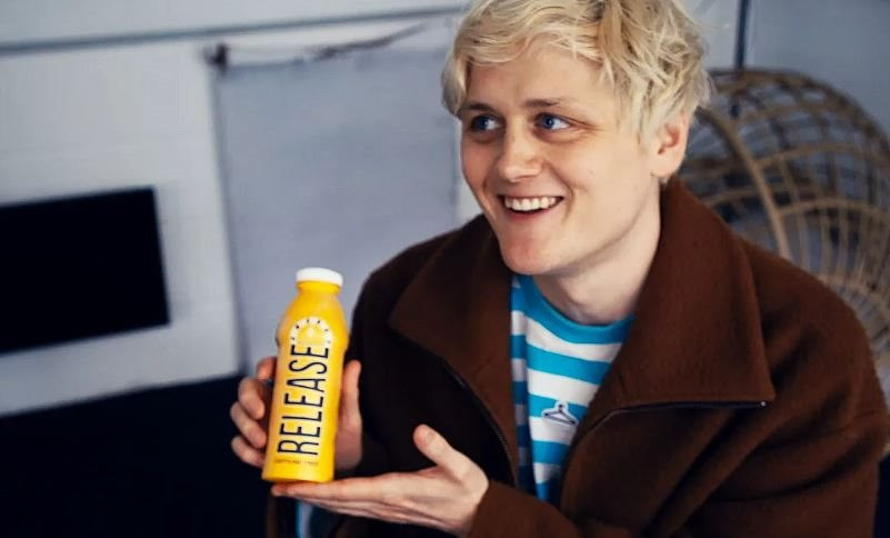 Phim tài liệu bóc trần sự thật đen tối về Amazon: Thiếu kiểm tra nghiêm trọng, duyệt bán cả... 'nước tiểu đóng chai' của nhân viên - Ảnh 1.