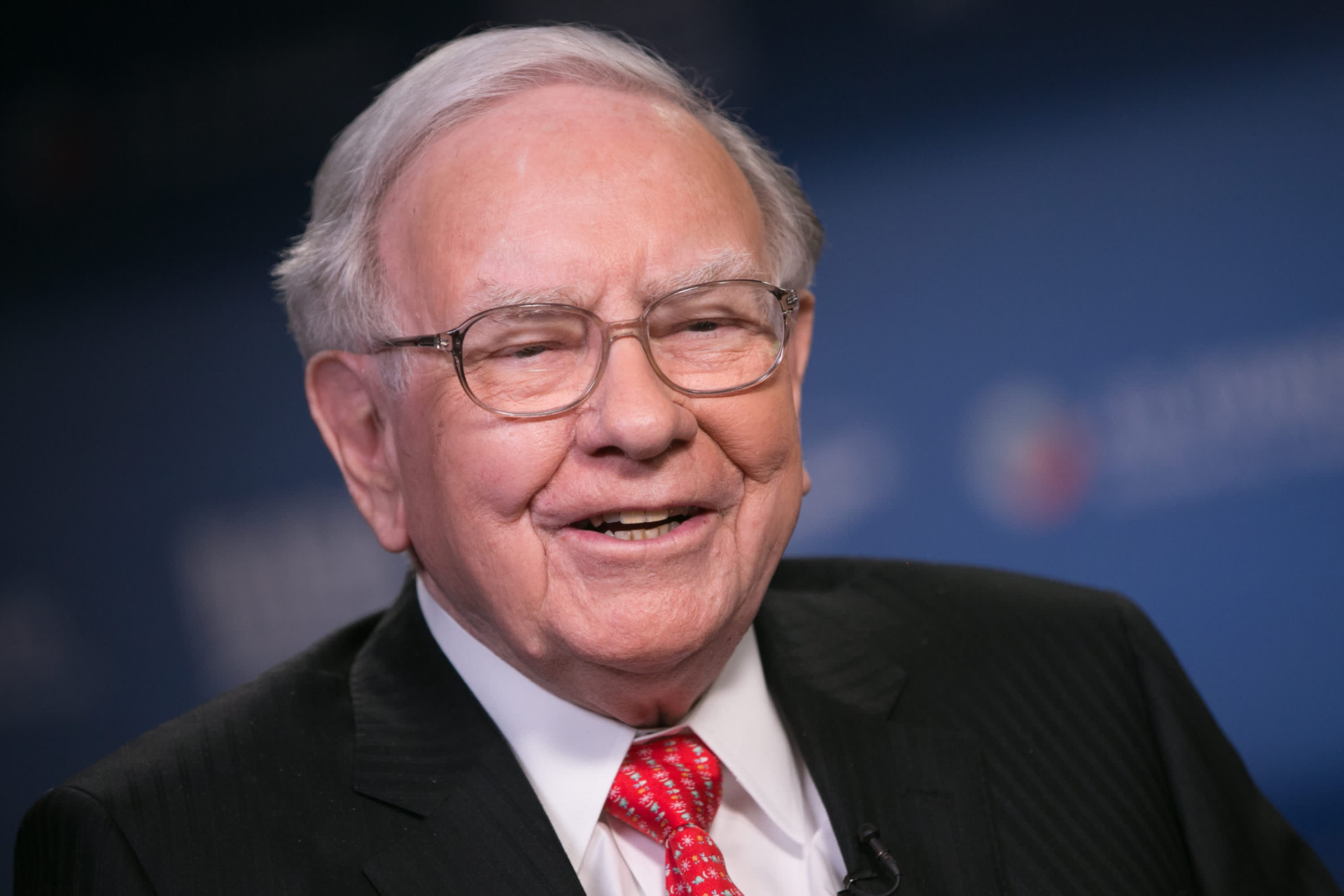 Warren Buffett: 'Nếu run sợ và định bán tháo khi thị trường đi xuống, bạn không nên nắm giữ bất kỳ cổ phiếu nào!' - Ảnh 1.