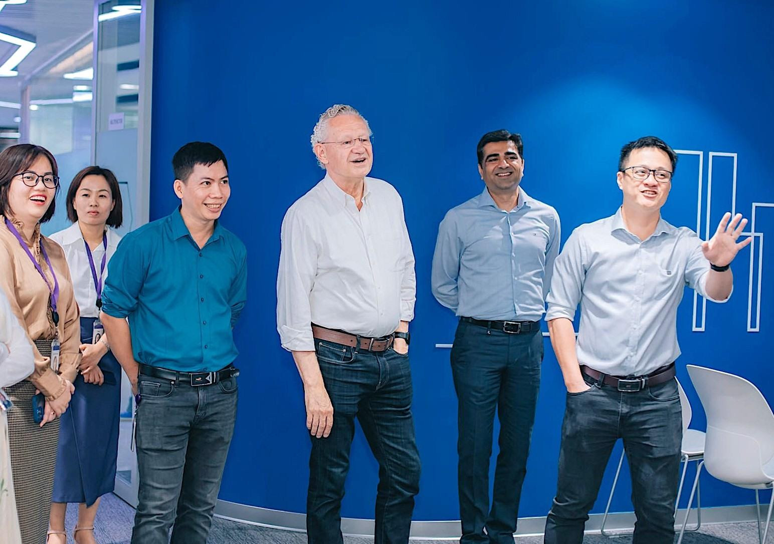 Chân dung đội ngũ kỹ sư Việt thiết kế chip 3nm tiên tiến nhất, được đích thân CEO Intel giới thiệu đến cả thế giới - Ảnh 3.
