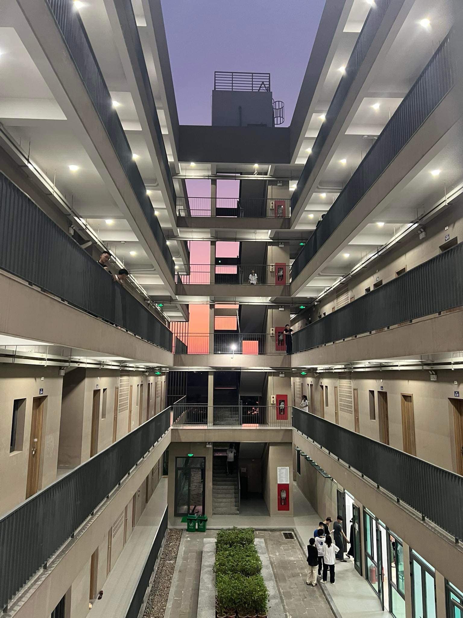 Xuất hiện trường công đẹp như châu Âu: Đỉnh nhất là khung cảnh khi hoàng hôn buông xuống - Ảnh 3.