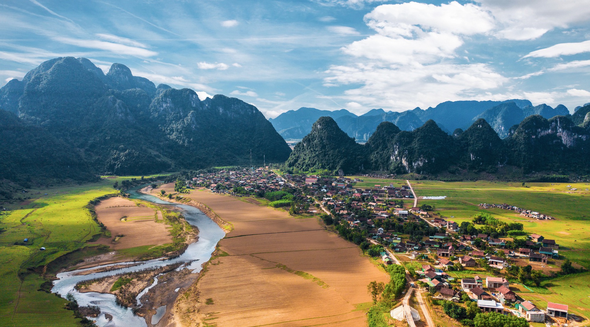 Ngoài bối cảnh King Kong, làng du lịch tốt nhất thế giới của Việt Nam còn có những gì? - Ảnh 2.