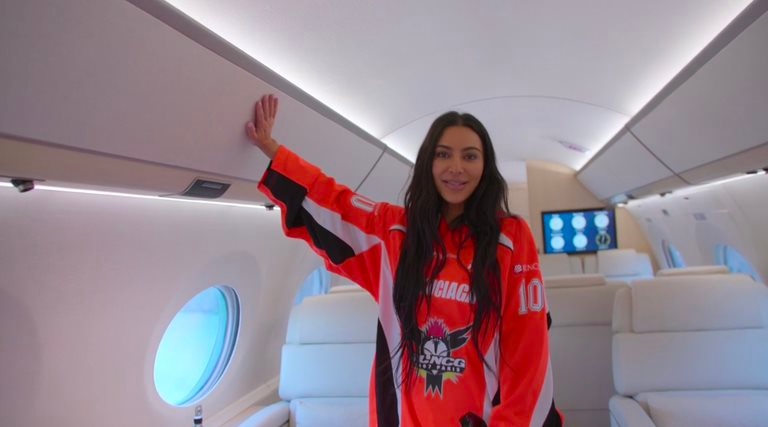 Tỷ phú &quot;lắm chiêu&quot; Kim Kardashian cấm khách làm 1 điều trên máy bay nghìn tỷ của mình: Đến em gái siêu mẫu cũng không được ngoại lệ - Ảnh 2.