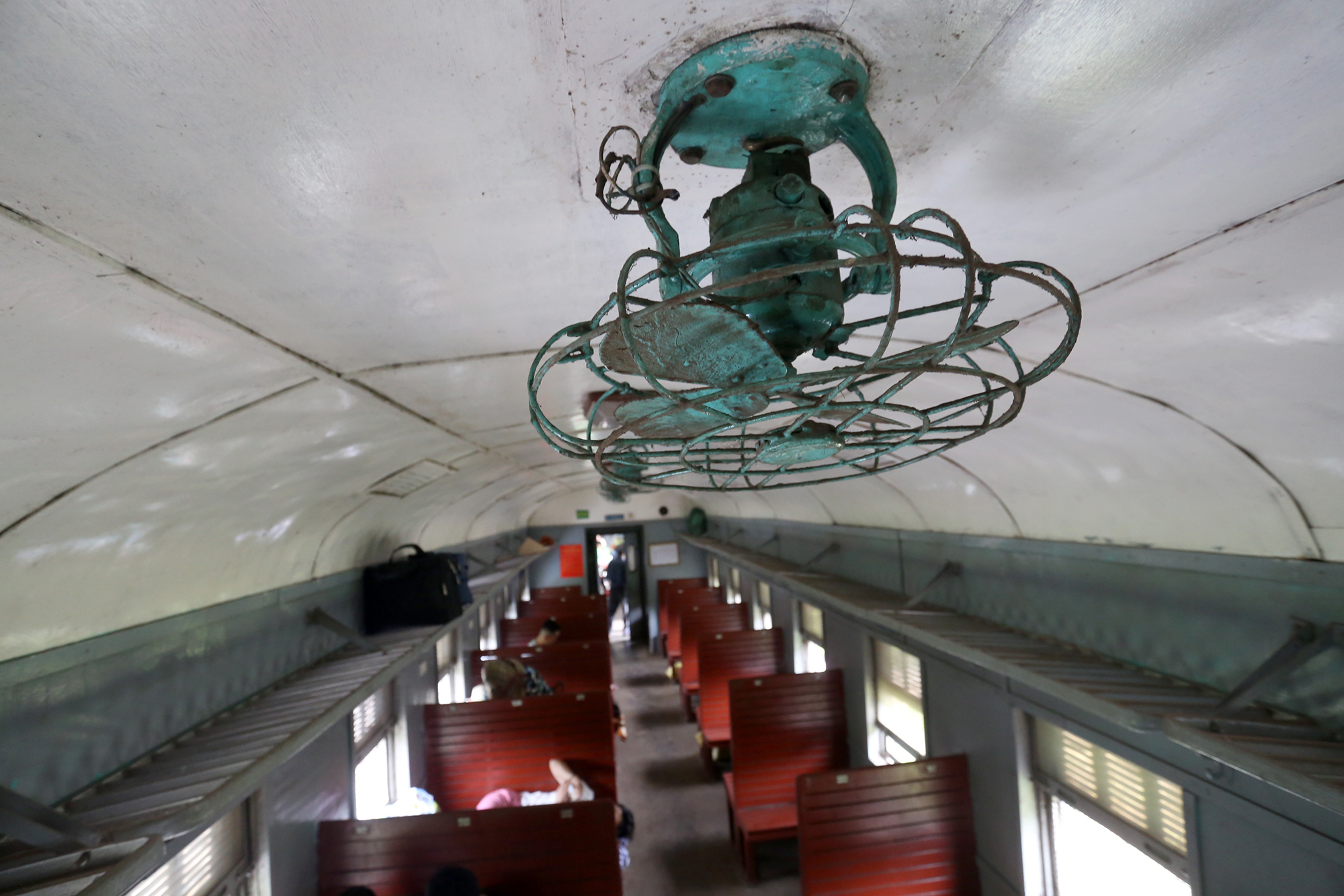 Tuyến đường sắt ở Việt Nam chạy tốc độ 25km/h đã dừng cuộc chơi - bao giờ có tàu tốc độ cao thay thế? - Ảnh 2.