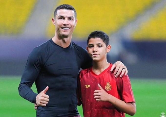 The eldest son constantly asked to buy a phone, Ronaldo had a decisive way of handling things that many people admired - Photo 2.