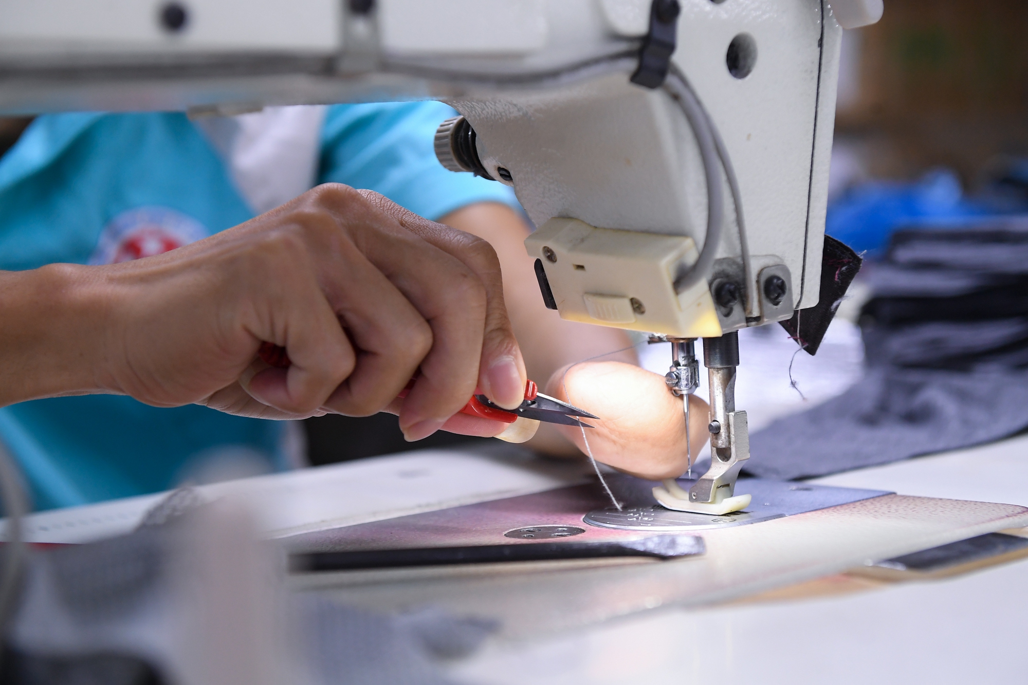 Những mẩu chuyện đáng yêu bên trong xưởng may "thiên thần", nơi một cặp đôi "tí hon" đã nên duyên vợ chồng - Ảnh 4.