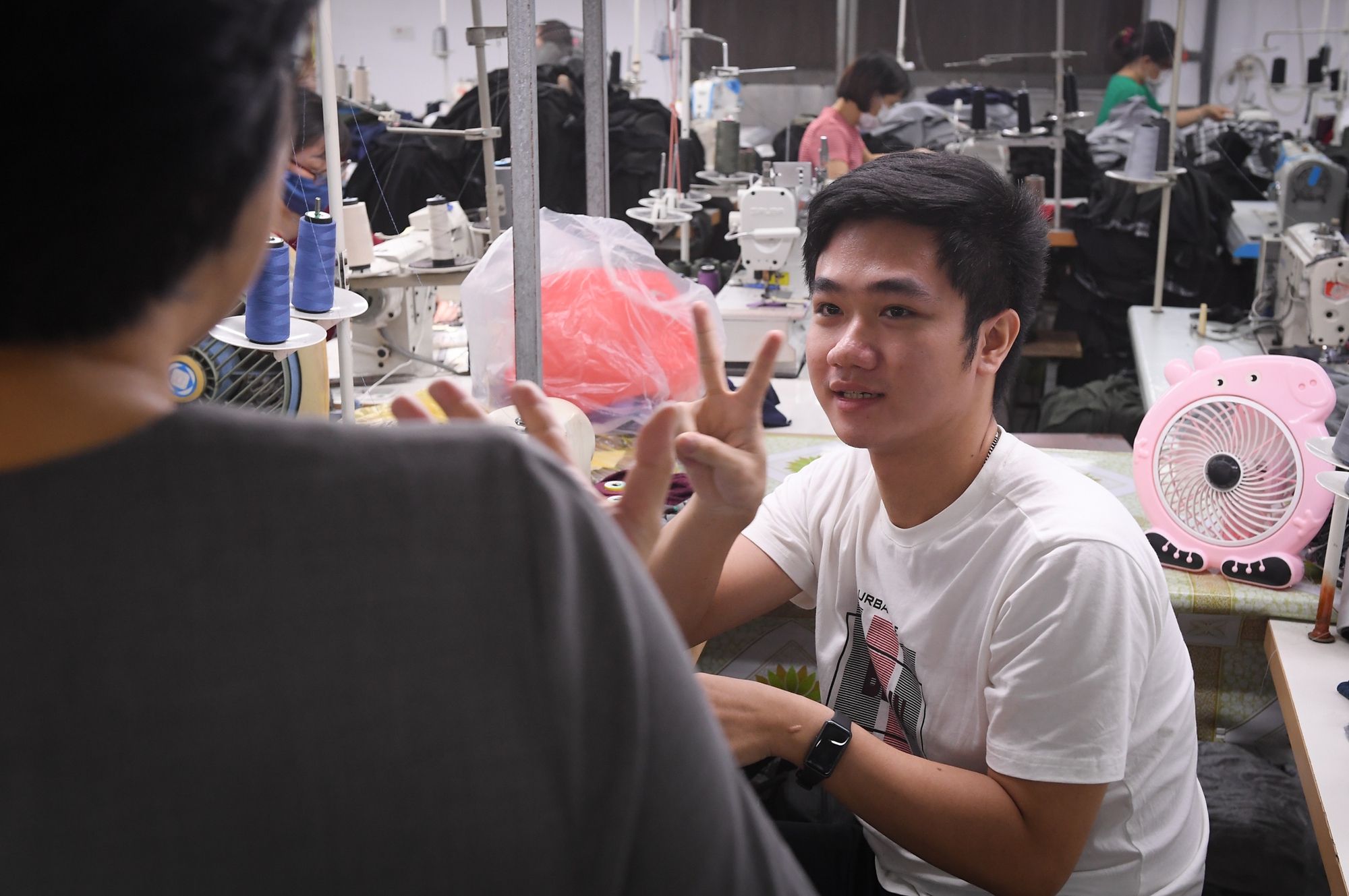 Những mẩu chuyện đáng yêu bên trong xưởng may "thiên thần", nơi một cặp đôi "tí hon" đã nên duyên vợ chồng - Ảnh 5.