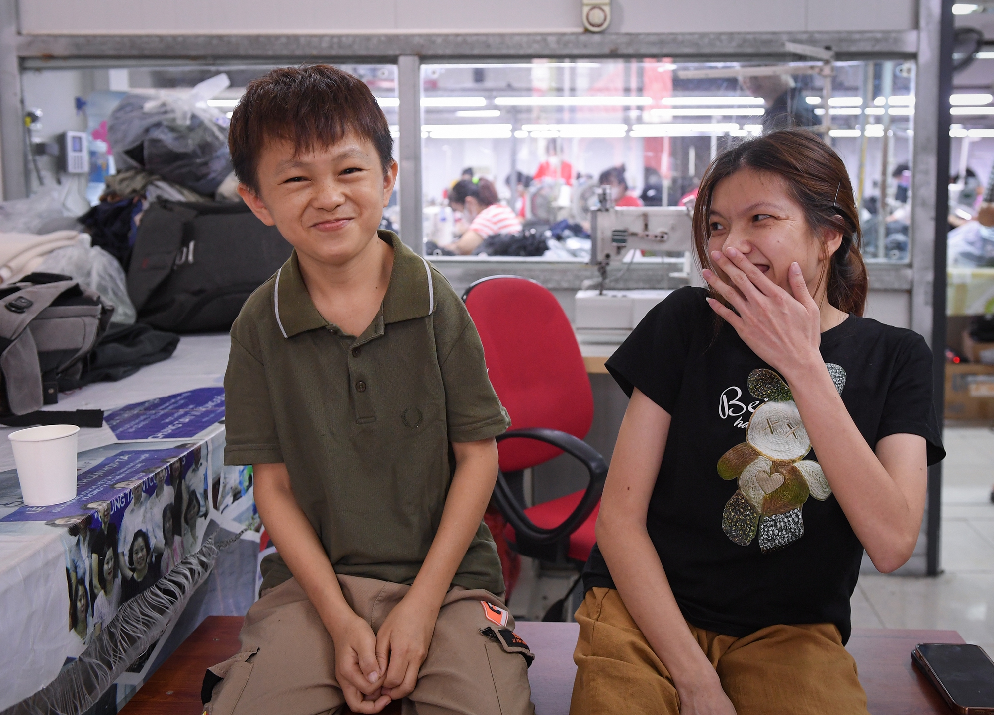 Những mẩu chuyện đáng yêu bên trong xưởng may "thiên thần", nơi một cặp đôi "tí hon" đã nên duyên vợ chồng - Ảnh 6.