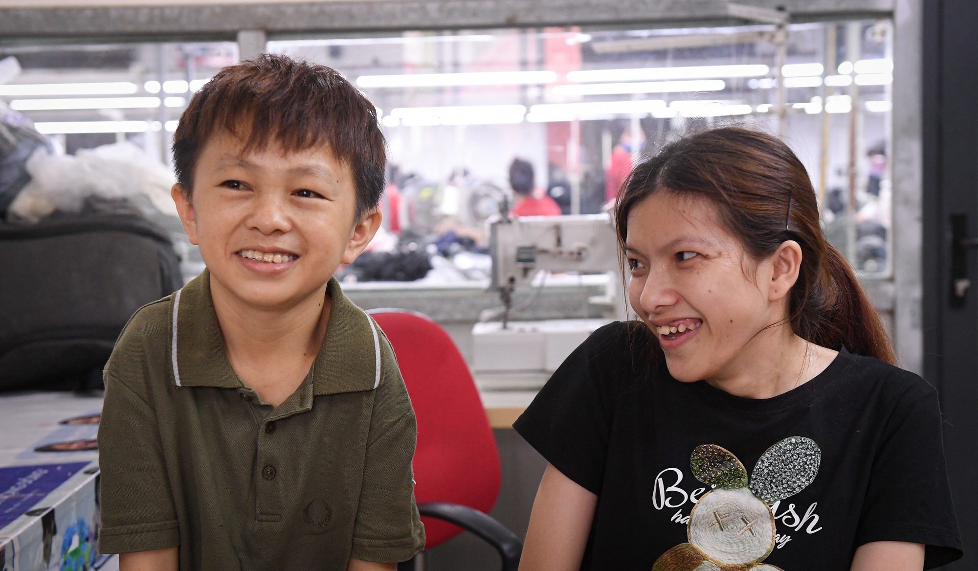 Những mẩu chuyện đáng yêu bên trong xưởng may "thiên thần", nơi một cặp đôi "tí hon" đã nên duyên vợ chồng - Ảnh 7.